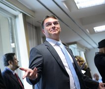 Flávio Bolsonaro sofre pressão no PL após revelação de mensagens com Daniel