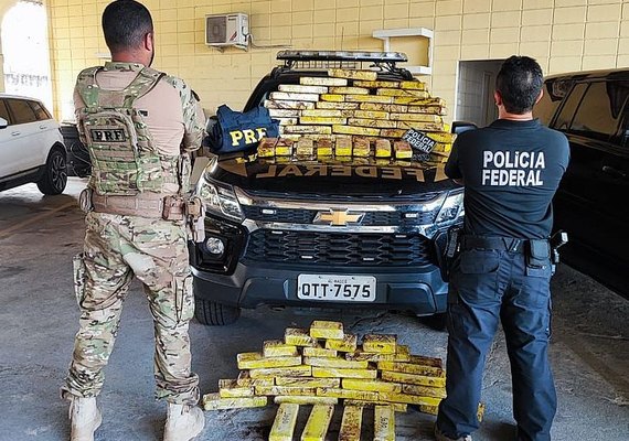 Polícia apreende mais de 70kg de drogas em carro abandonado após fuga de suspeitos