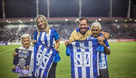 Casal de idosos é homenageado pelo CSA no intervalo do jogo contra o Confiança