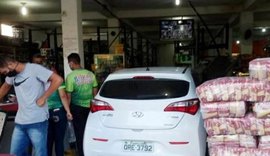 Descontrolado: Carro invade supermercado em Marechal Deodoro