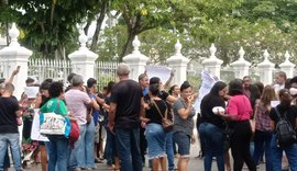 Monitores que ficaram sem salário protestam na frente do Palácio do Governo