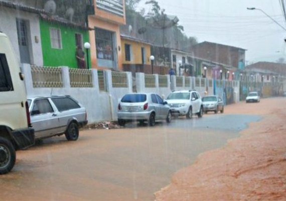 Rio Jacuípe transborda e deixa população de cidade ribeirinha em alerta