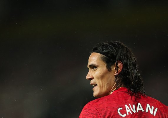 Cavani é suspenso por três jogos após usar termo racista