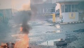 Em protesto rodoviários  ateiam fogo em frente à empresa e impedem a saída dos ônibus