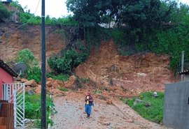 Mulher morre soterrada após deslizamento de barreira em Palmeira dos Índios