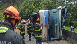 Acidente com ônibus de  turismo resulta em pelos menos 34 vítimas, entre elas seis mortos