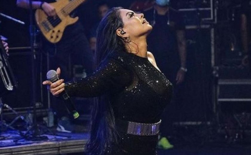 Cantora da Calcinha Preta é internada na UTI e faz hemodiálise