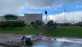 Vídeo: poste cai e pega fogo após colisão na Av. Gustavo Paiva