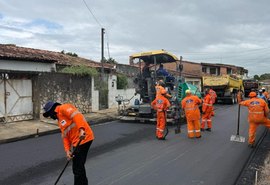 Serviços de pavimentação e drenagem são realizados em ruas da parte alta de Maceió