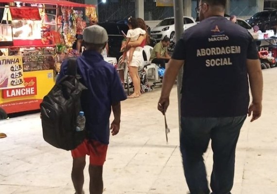 Ações na Praça Centenário levam 20 pessoas a espaços de acolhimento