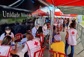 Ônibus da Vacina imuniza pessoas com 34 anos ou mais nesta quinta (22), na Praça Deodoro