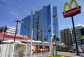 Grupo de jovens sairá fantasiado presenteando moradores de rua com fast-food