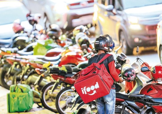 Entregadores de aplicativo protestam em shopping por melhorias de trabalho