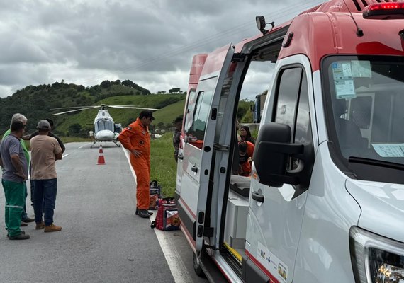 DEA resgata vítimas de capotamento na BR-101, em Joaquim Gomes