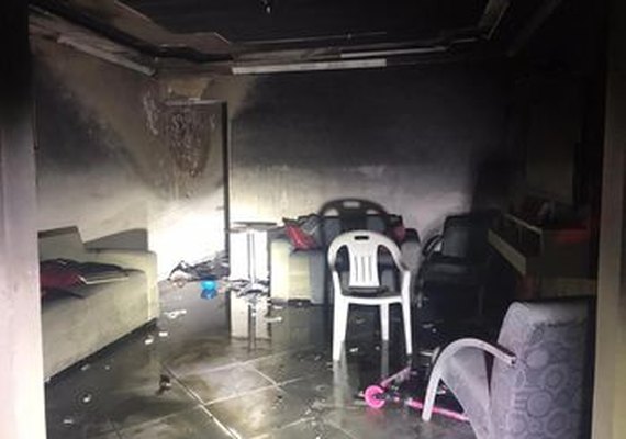 Maceió: Residência fica destruída após incêndio provocado por defeito em ventilador