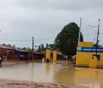 Prefeito de município alagoano é denunciado por aterrar rio e provocar alagamentos; veja vídeos