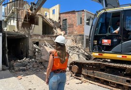 Defesa Civil demole imóvel de dois andares em Maceió por risco estrutural