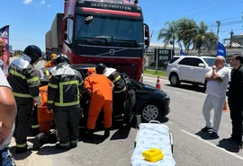 Homem fica ferido após carro colidir com carreta na AL-220
