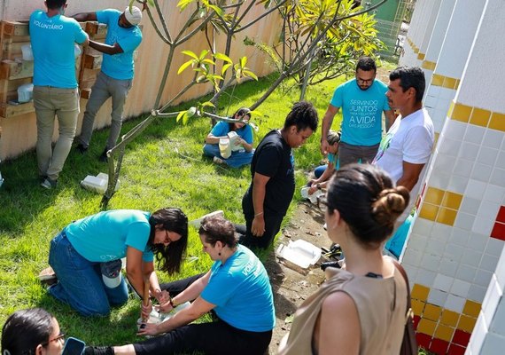 Horta criada por voluntários transforma rotina de 800 alunos em Alagoas