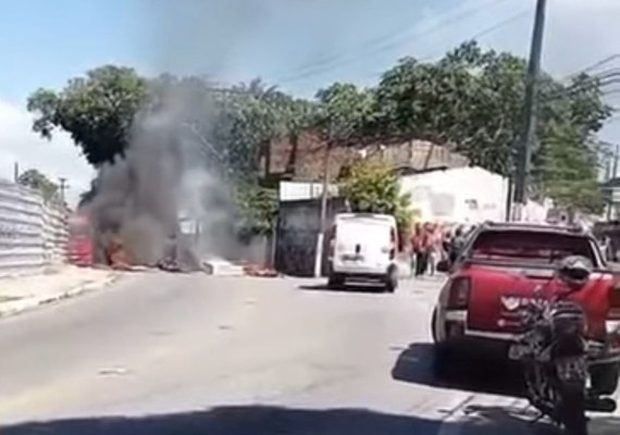 Moradores bloqueiam parcialmente a via na Ladeira do Calmon para denunciar a falta de água
