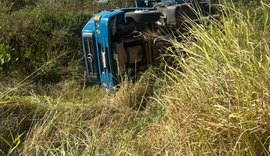 Homem fica gravemente ferido após carreta capotar em Arapiraca