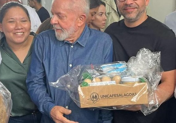 Presidente Lula recebe cesta com produtos das cooperativas da agricultura familiar