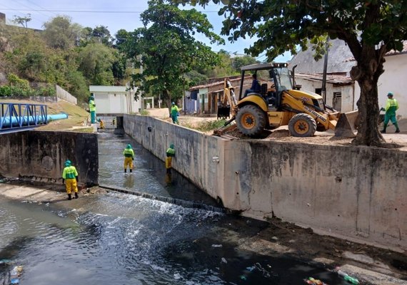 Vale do Reginaldo recebe mutirão de limpeza de canais para combater alagamentos