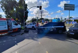 Colisão envolve viatura da Polícia Civil e caminhonete na Durval do Góes Monteiro
