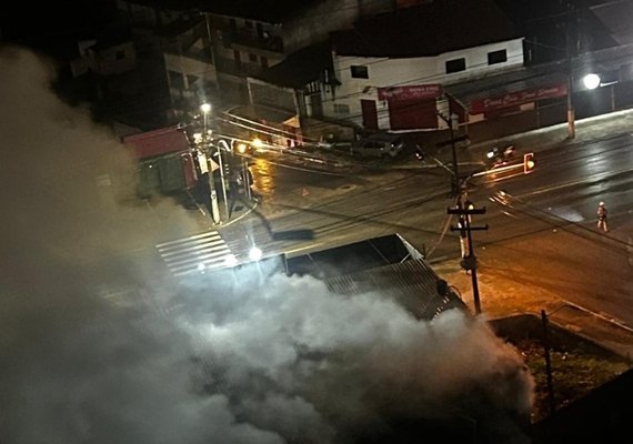 Incêndio atinge estabelecimento na Avenida Menino Marcelo, em Maceió