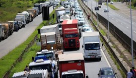 Greve dos caminhoneiros perde força, mas deixa perda que supera 75 bilhões