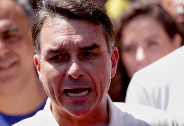TSE determina que Flávio Bolsonaro apague vídeo falso sobre manifestação