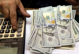 Dólar fecha em leve alta após Fed publicar documento sobre juros