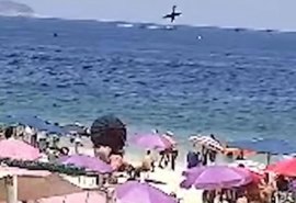 Ultraleve cai no mar e uma pessoa morre em Copacabana, Rio de Janeiro