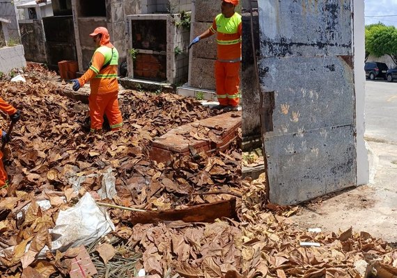 Sepultamento é adiado após família encontrar cemitério coberto de lixo em Maceió