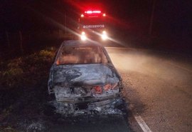 Carro pega fogo e mobiliza bombeiros em rodovia de Jaramataia, Alagoas