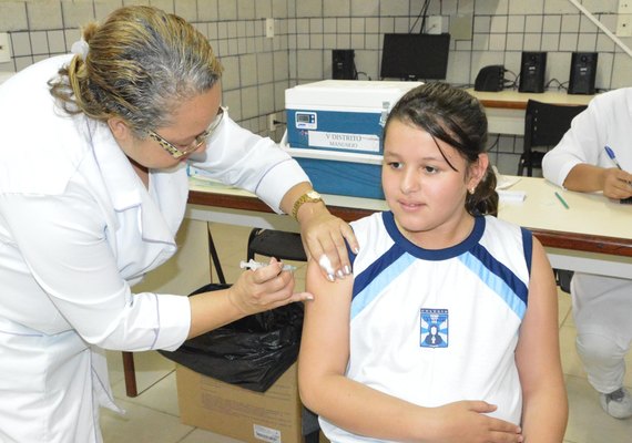 Alagoas deve vacinar 55 mil jovens contra o HPV para prevenir o câncer de útero