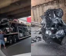 Caminhão-cegonha carregado de veículos novos entala em viaduto e carros da carga ficam destruídos; confira