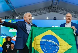 Lula chama Trump 'para conversar' e reafirma que Brasil tenta negociar