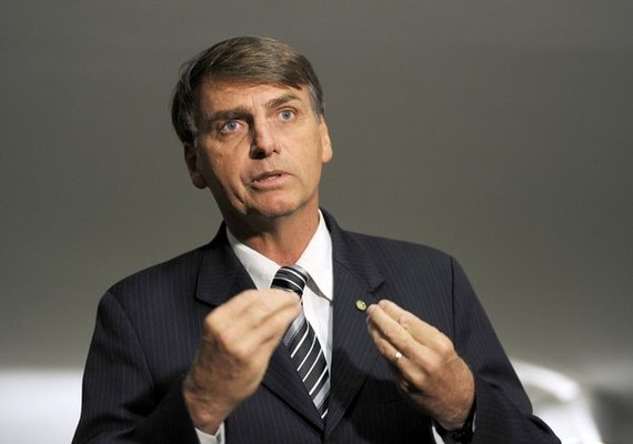 Após ser cobrado a manter ataques ao STF, Bolsonaro pede para seguidores se acalmarem