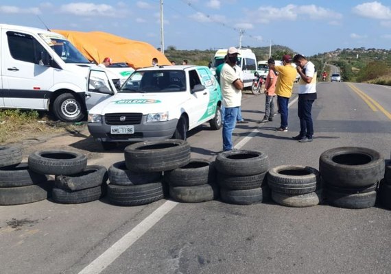 Motoristas de transportes complementares protestam em rodovias federais que cortam AL