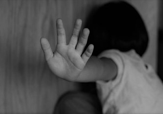 Mãe expulsa de casa a filha de 10 anos e dá chinelada em seu rosto