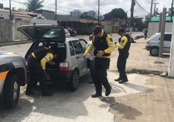 Agentes de trânsito de Maceió realizam fiscalização em veículos