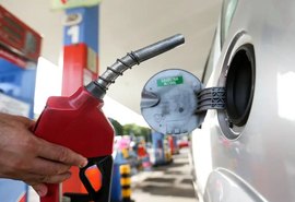Petrobras anuncia novo corte no preço da gasolina e valor cai nas refinarias