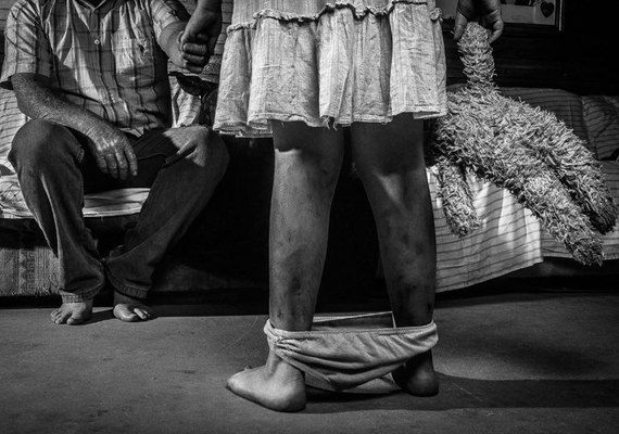 Mãe é presa após acusação de conivência com abusos sexuais