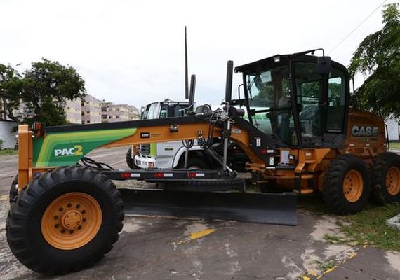 Ministério entrega máquinas agrícolas em Alagoas