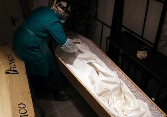 Viúva fica 8h com corpo do marido em casa morto por coronavírus