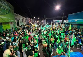 Davi Maia arrasta uma multidão durante caminhada em Quebrangulo