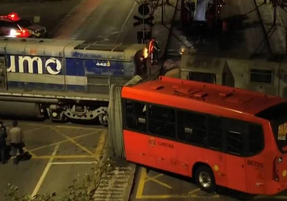 Vídeo: Ônibus biarticulado bater em trem e parte ao meio; 11 pessoas ficam feridas
