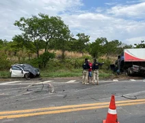 Carro é partido ao meio e casal morre após colisão com caminhão