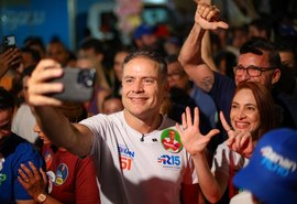 Renan Filho é recebido com festa por moradores do Canaã e do Ouro Preto